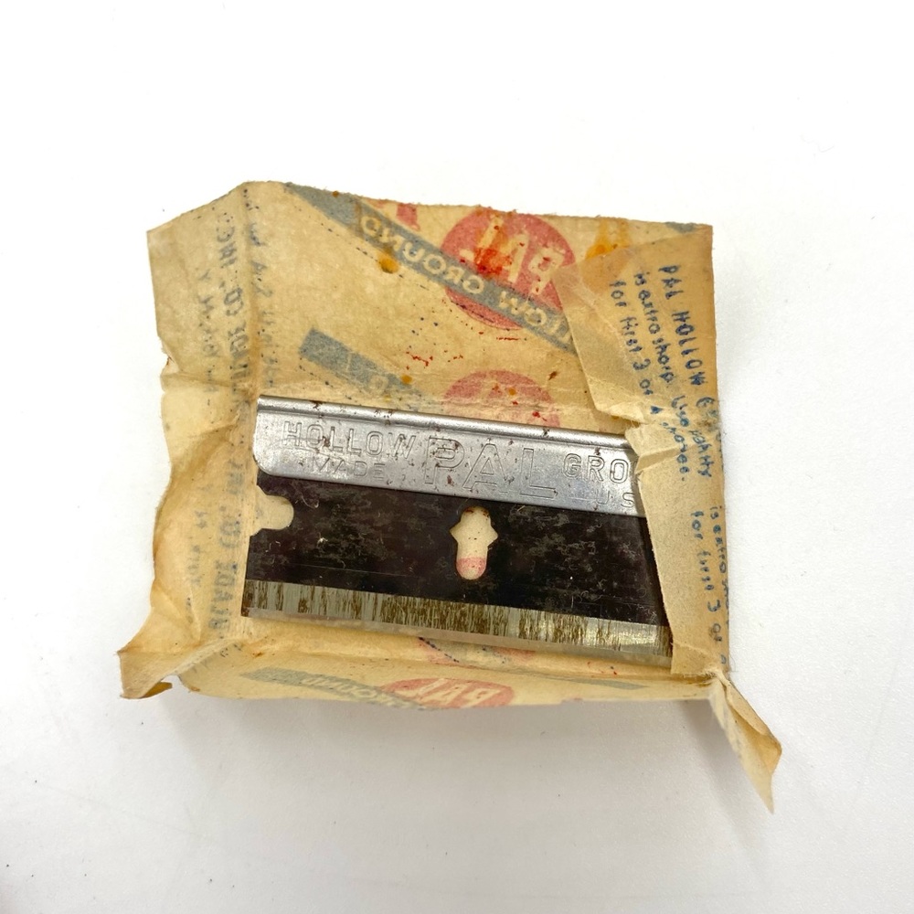 Vintage GEM Micromatic Single Edge Safety Razor Set With Case Two Razor Blades. - Picture 9 of 10